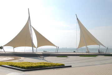 最近同学合伙想开个小店 网店也行 实体店也行 给点关于开店方面的策划 关于卖服装