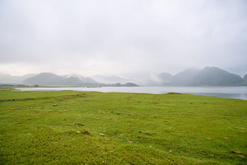 最近同学合伙想开个小店 网店也行 实体店也行 给点关于开店方面的策划 关于卖服装