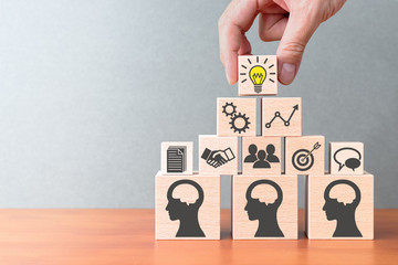 最近同学合伙想开个小店 网店也行 实体店也行 给点关于开店方面的策划 关于卖服装