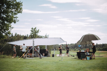 最近同学合伙想开个小店 网店也行 实体店也行 给点关于开店方面的策划 关于卖服装