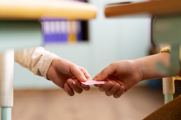 最近同学合伙想开个小店 网店也行 实体店也行 给点关于开店方面的策划 关于卖服装