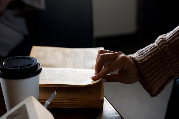 最近同学合伙想开个小店 网店也行 实体店也行 给点关于开店方面的策划 关于卖服装