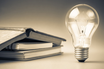 最近同学合伙想开个小店 网店也行 实体店也行 给点关于开店方面的策划 关于卖服装